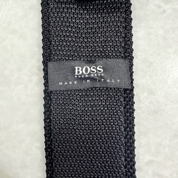 Black Hugo Boss knit tie - Picture 2 of 4